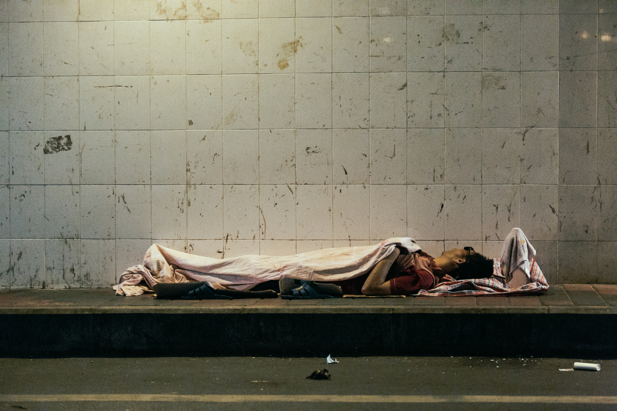 冬去春来夏又至,盲人王辉还是睡在桥洞里的路边上.