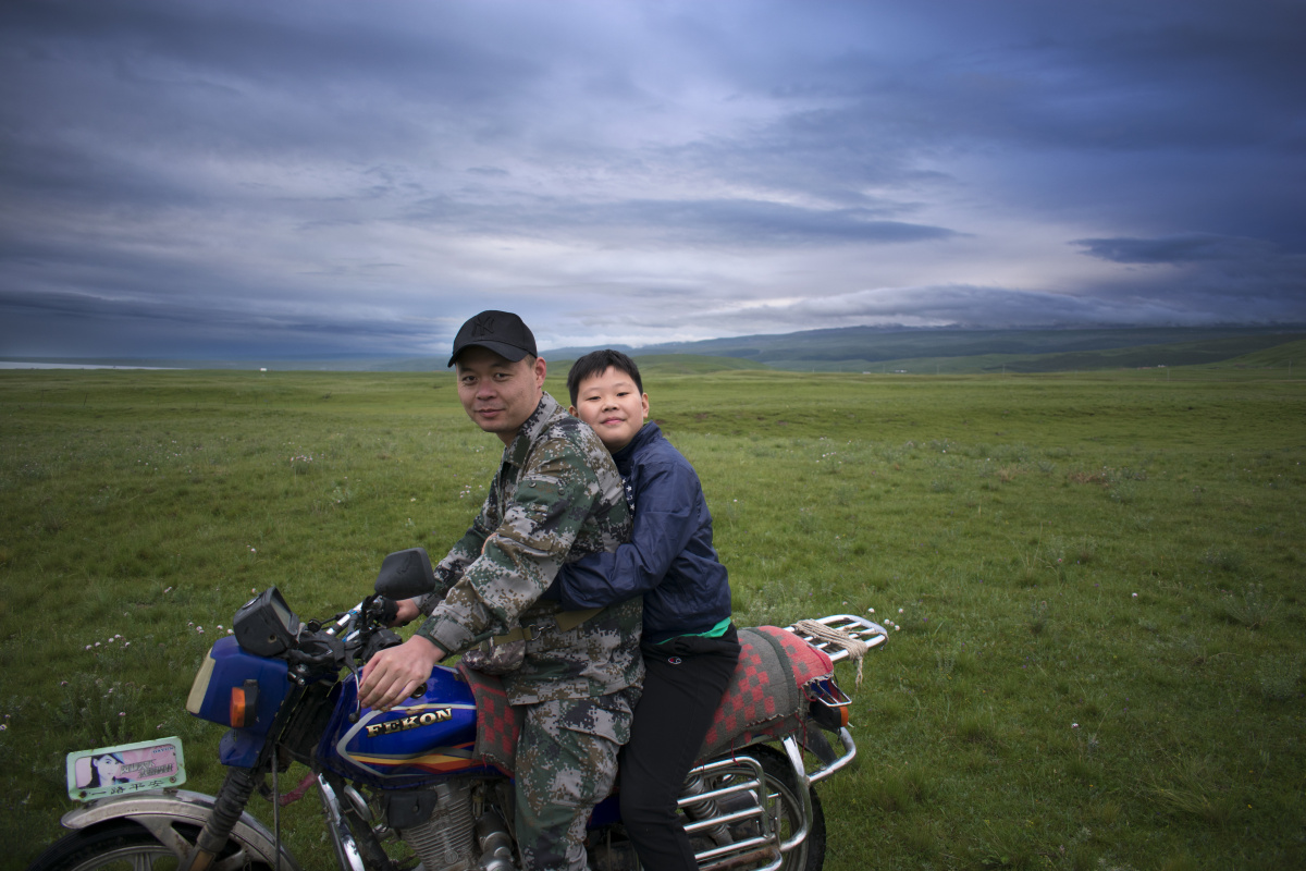 紧紧的拥抱,温暖而又幸福的笑容传达着一种在平淡中令人感动的亲情