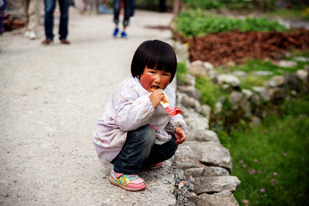山村里的小女孩