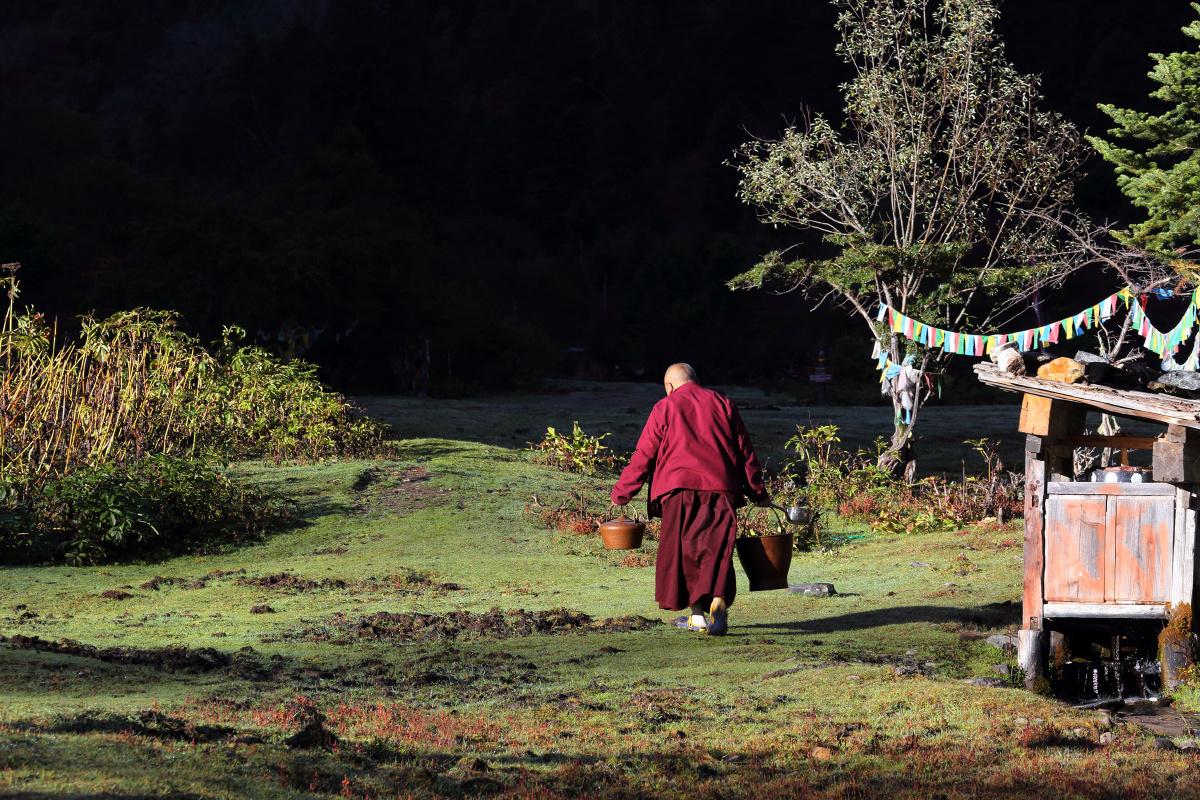 打水的僧人