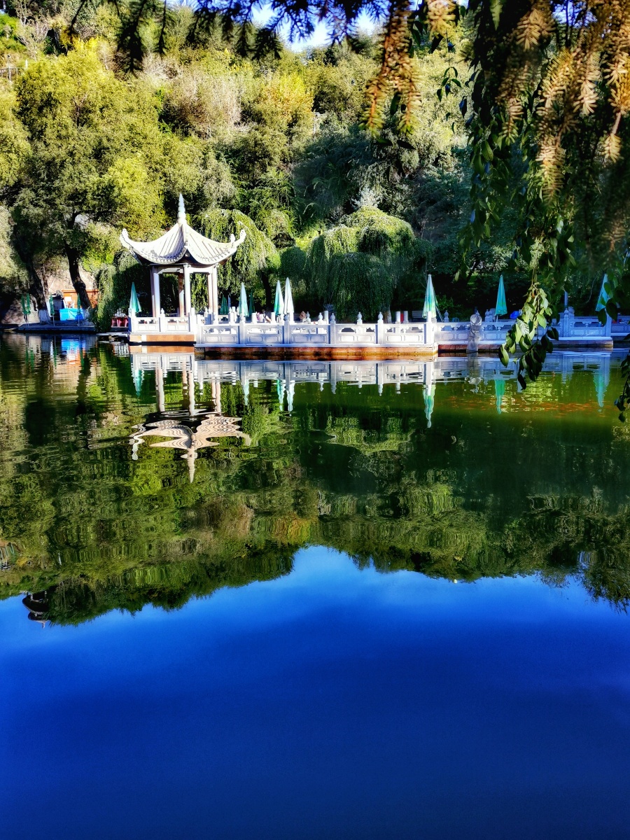 新疆旅行拍了很多照片,这是乌鲁木齐红山公园景色迷人.