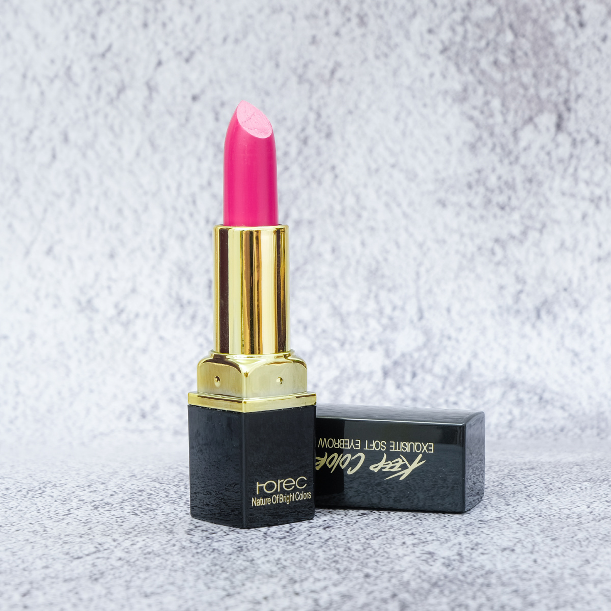 摆拍道具里面的玩意,没想到是真口红.