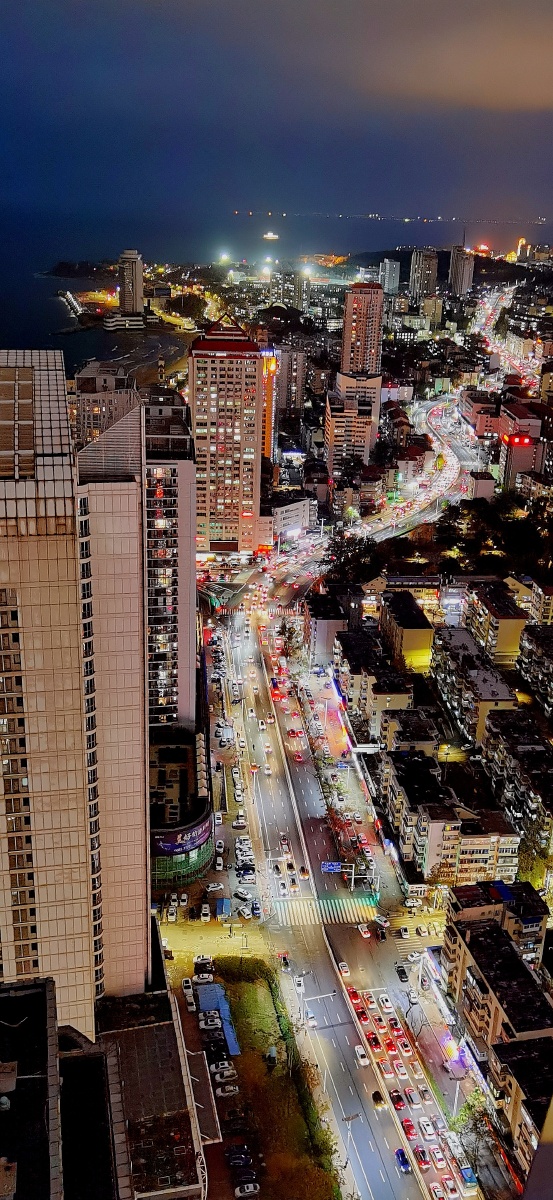 烟台二马路的夜晚和白天