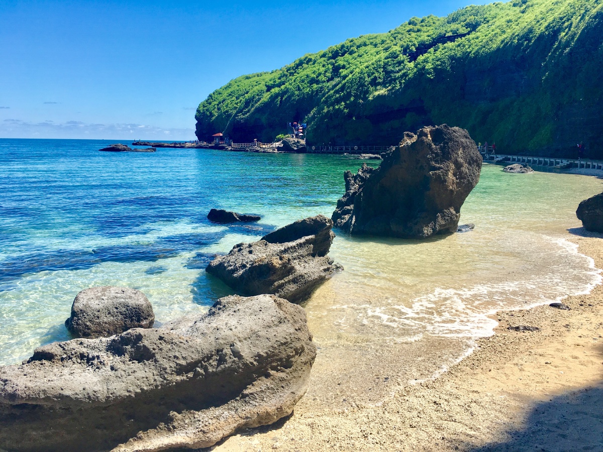 最美北海涠洲岛阳光沙滩海浪仙人掌还有一位老船长