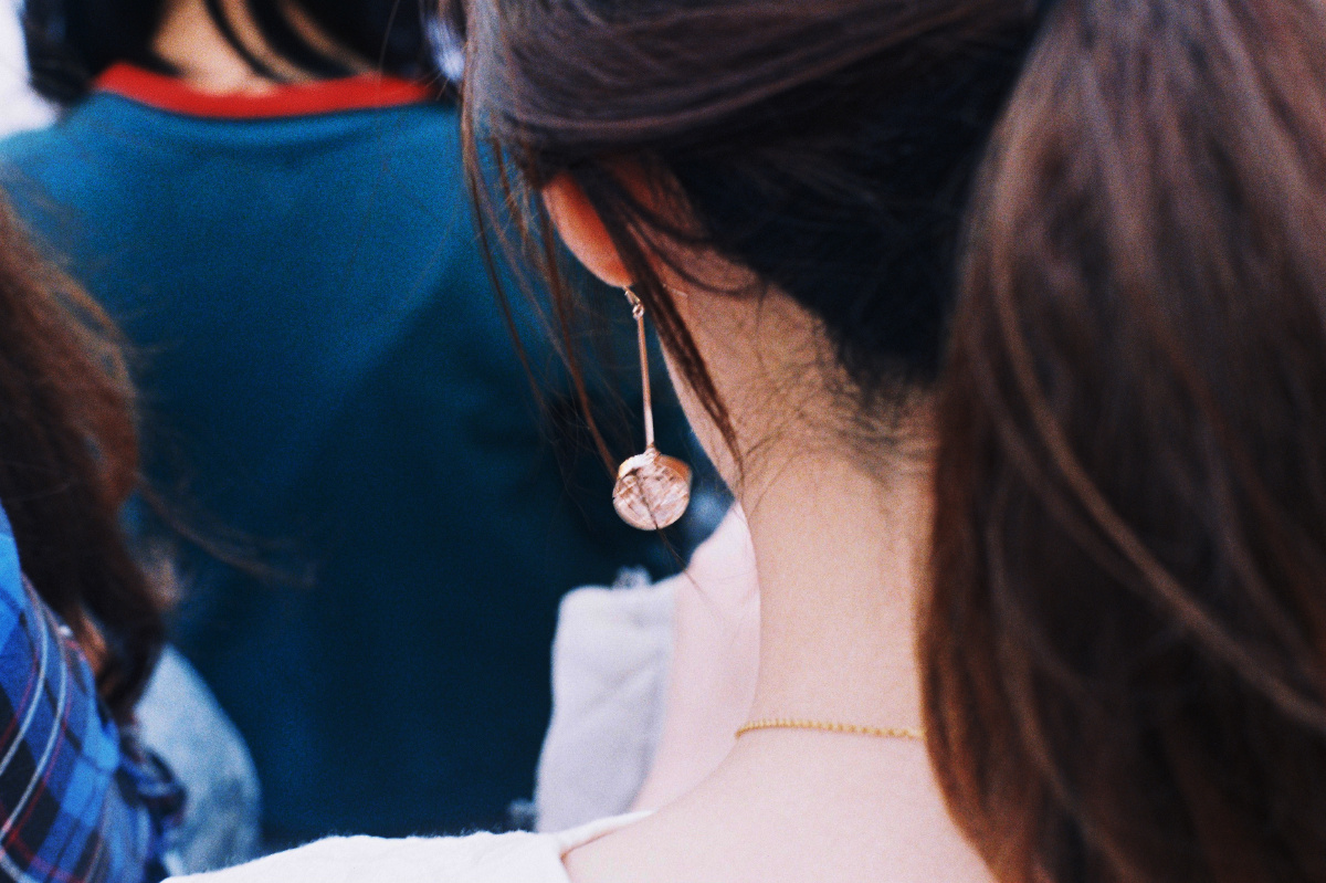 无标题 br /> 坐在前面的那个女生的耳环