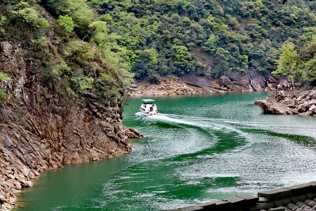 舟在水上行,人在画中游.