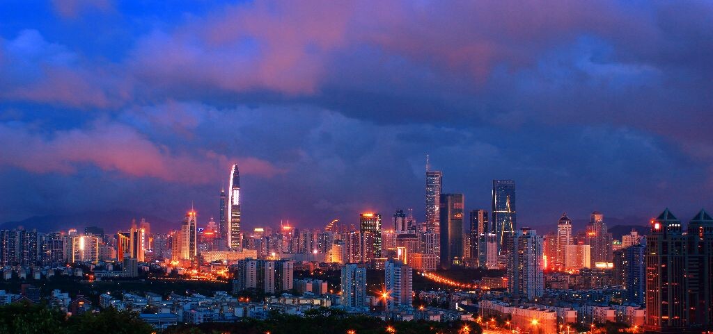 莲花山夜景<br />
当天的天气实在让我忐忑不安，从乌云密布到下小雨，到大雾弥漫再到大雾散去，太揪心；