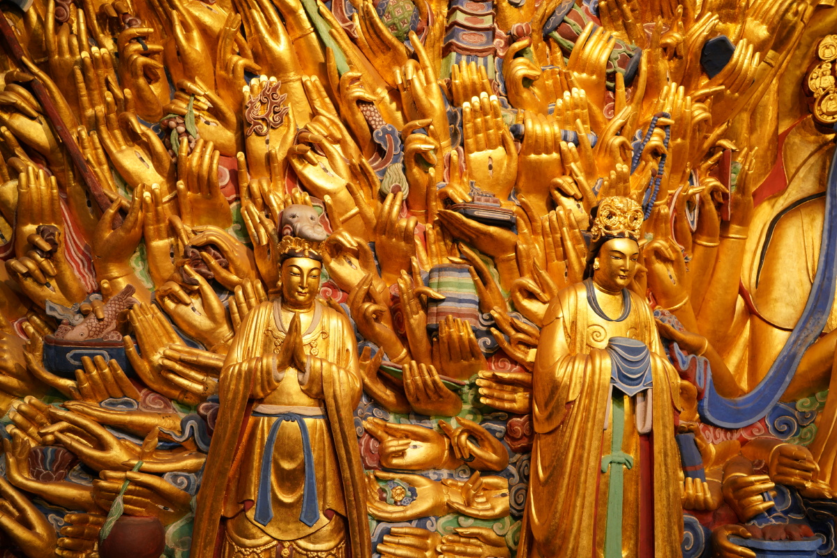 重庆大足石刻千手观音菩萨低眉垂怜众生当位于这尊观音像前菩萨慈悲的