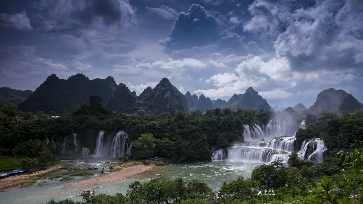 瀑布风云德天瀑布水流磅礴天空风云变幻天地融合动静相得益彰展现一幅