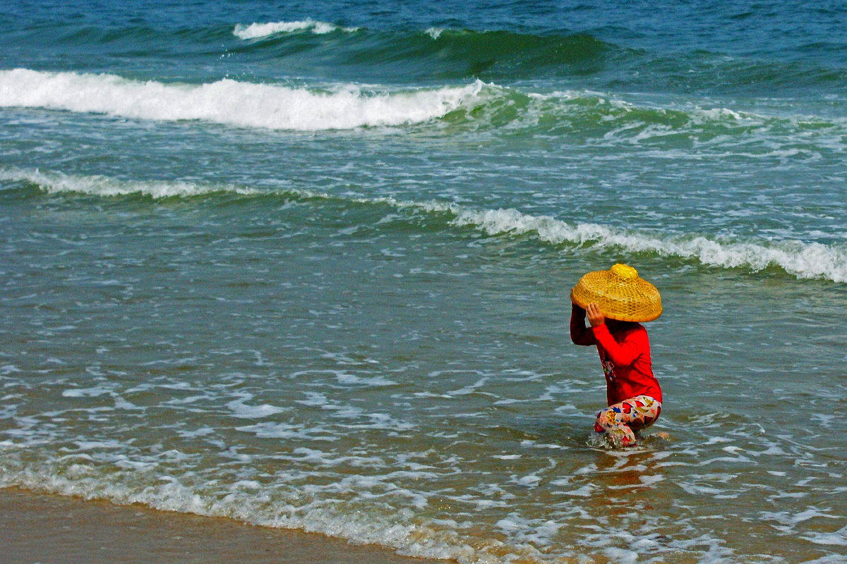踏浪的小女孩三