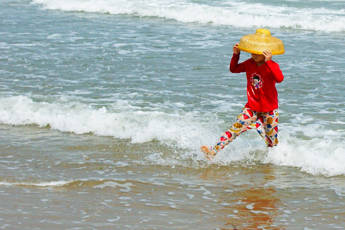 踏浪的小女孩五