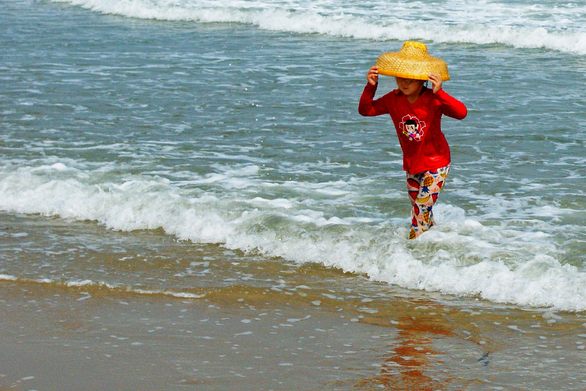 踏浪的小女孩四