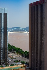 576370