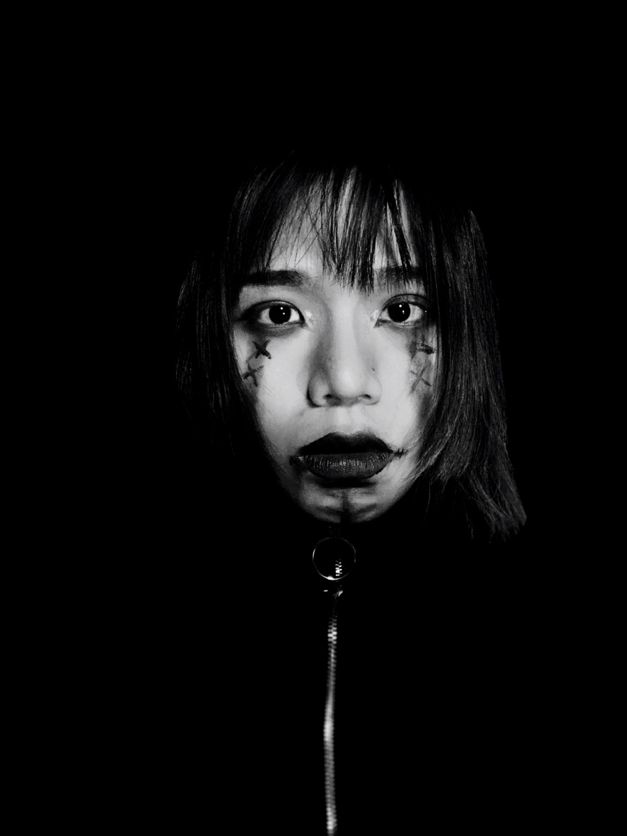 万圣夜里百鬼夜行有人混在其中比鬼还高兴