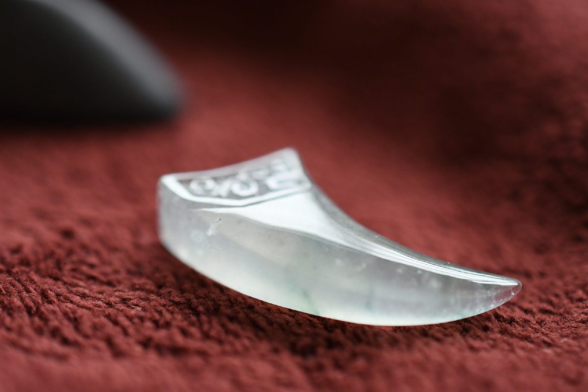 翠一玉雕作品:仿古龙牙 - 翠一翡翠 - 图虫