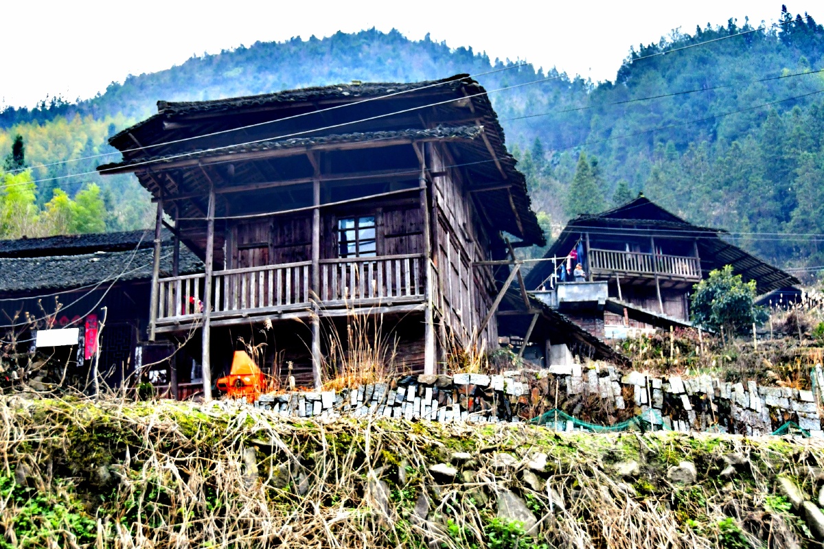 湘西边建在石头墙上的木房子