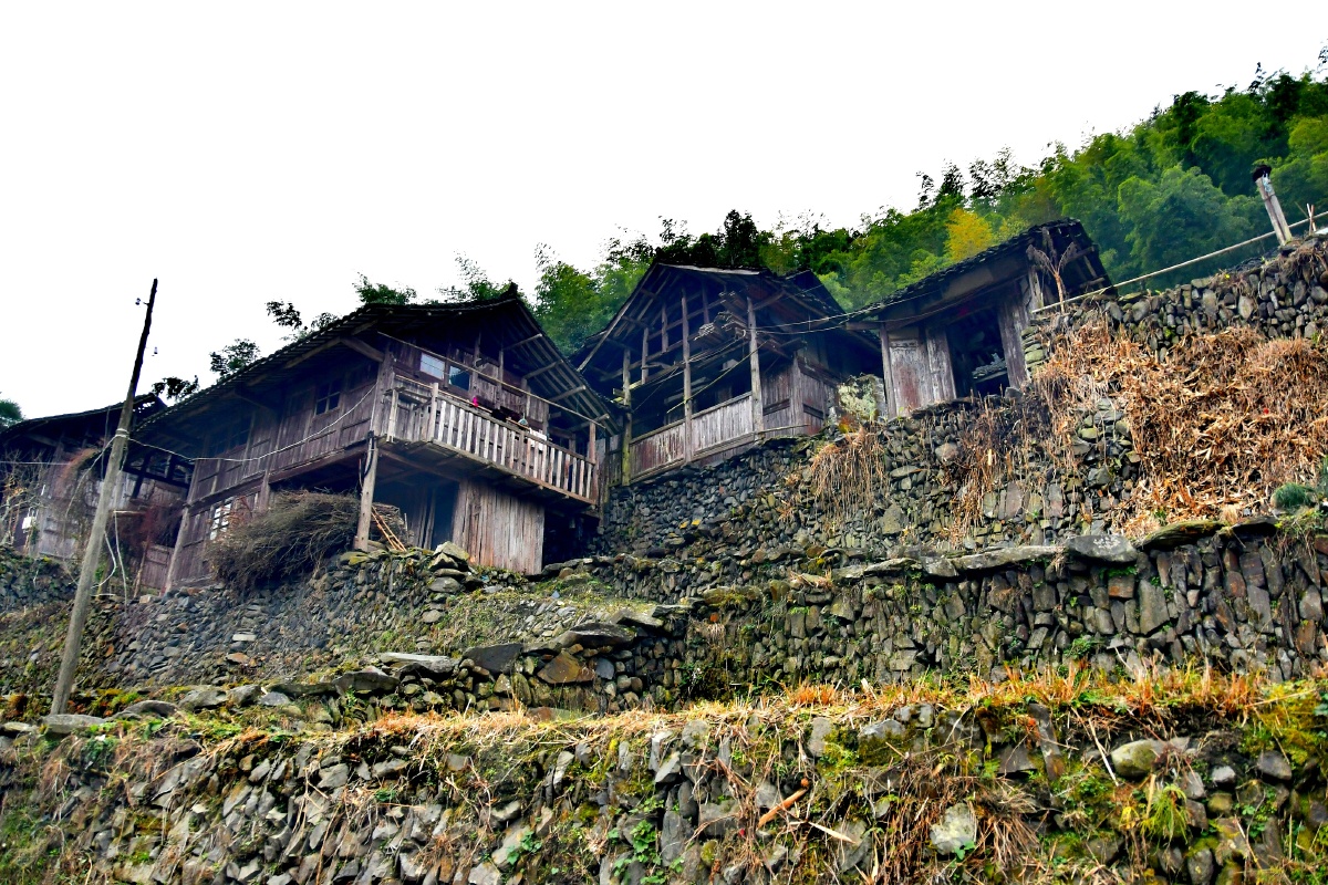 湘西边建在石头墙上的木房子