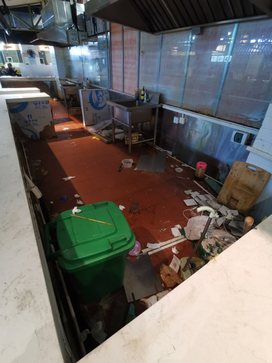 刚倒闭的小吃店商场的地下一层被改造餐饮城但庚子年