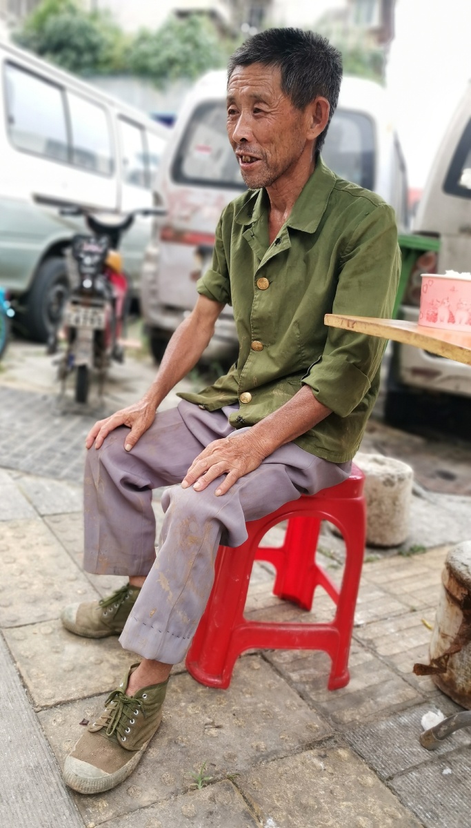 活著而已63岁农民工湖北麻城农民在武汉某工地附近打工每天辛苦收入