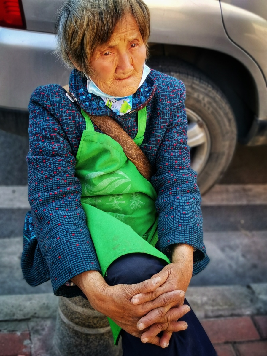 街头摆摊近30载,以街头贩卖小商品,玩具为生,育有2子,四川宜宾人,勤奋