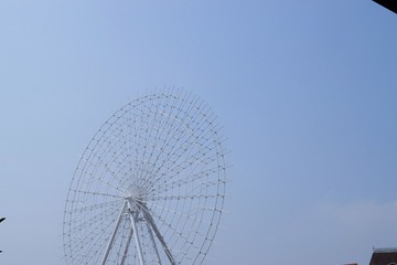 560438