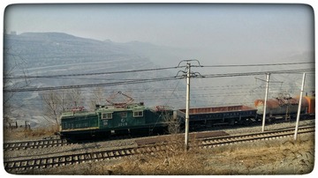 907913