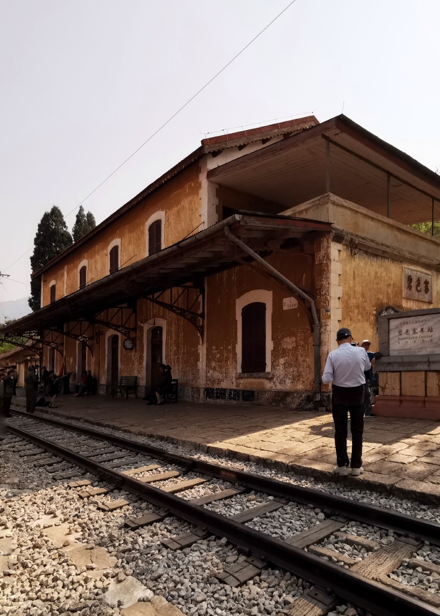 碧色寨位于云南省红河洲是中国近代史上最早的的火车站之一已有百年