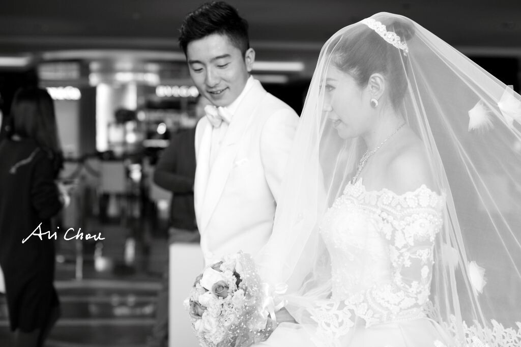 新人共同走向婚礼殿堂。