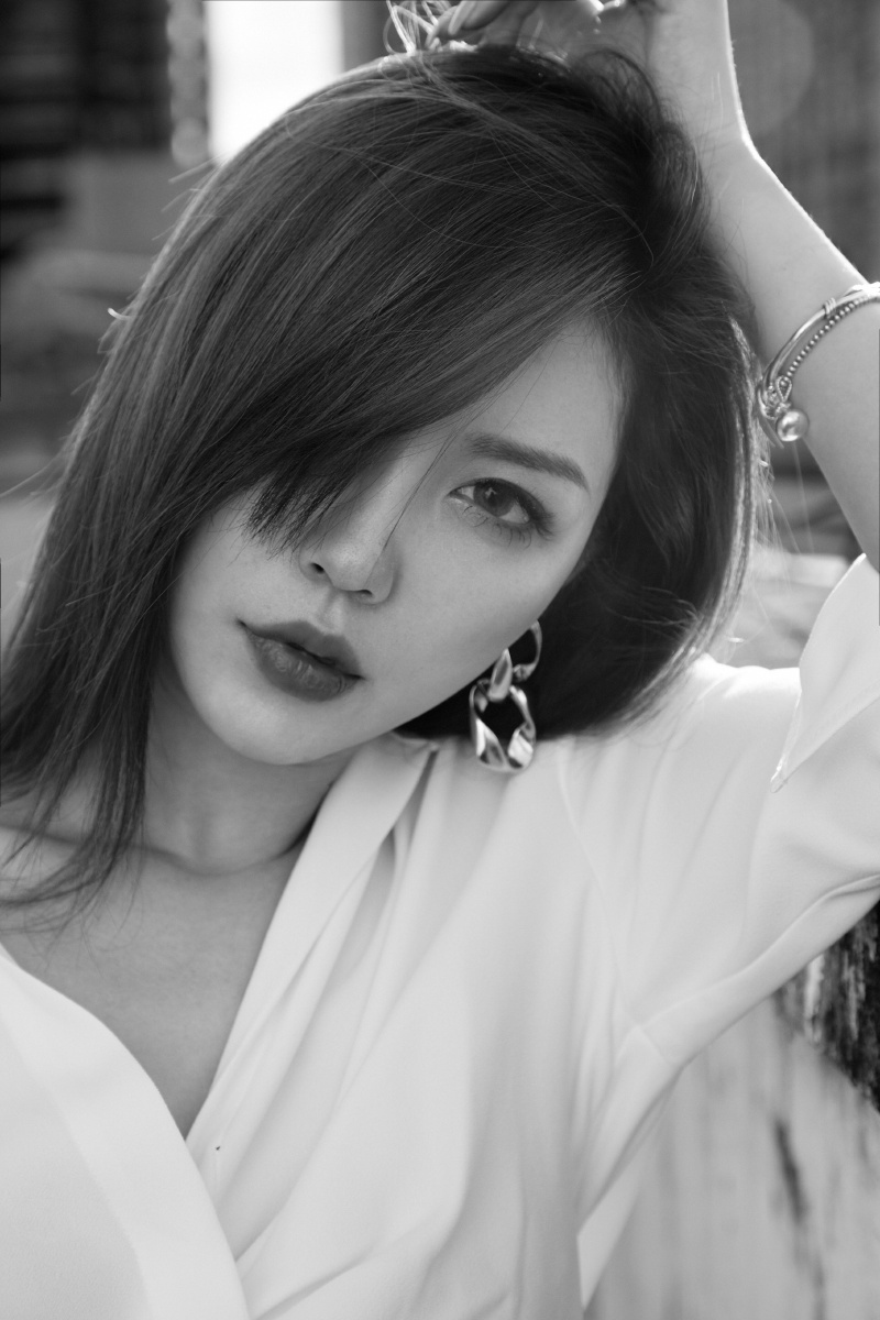 超a的杂志感写真黑白灰永不过时的经典搭配个性十足的性感超a写真充满