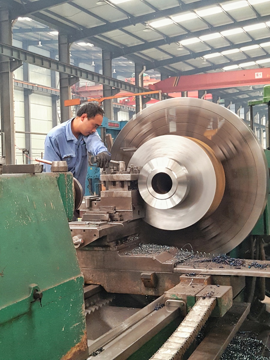 车床工人五一也没有休息!