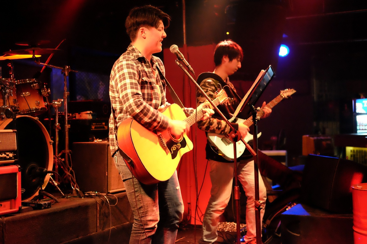 晚上酒吧的驻唱歌手