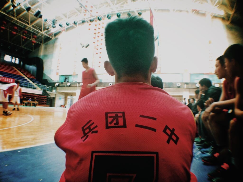 高中球员凝望运动场,或许脑海中寄望的是自己风华正茂,在更大的舞台演绎不一样的人生。