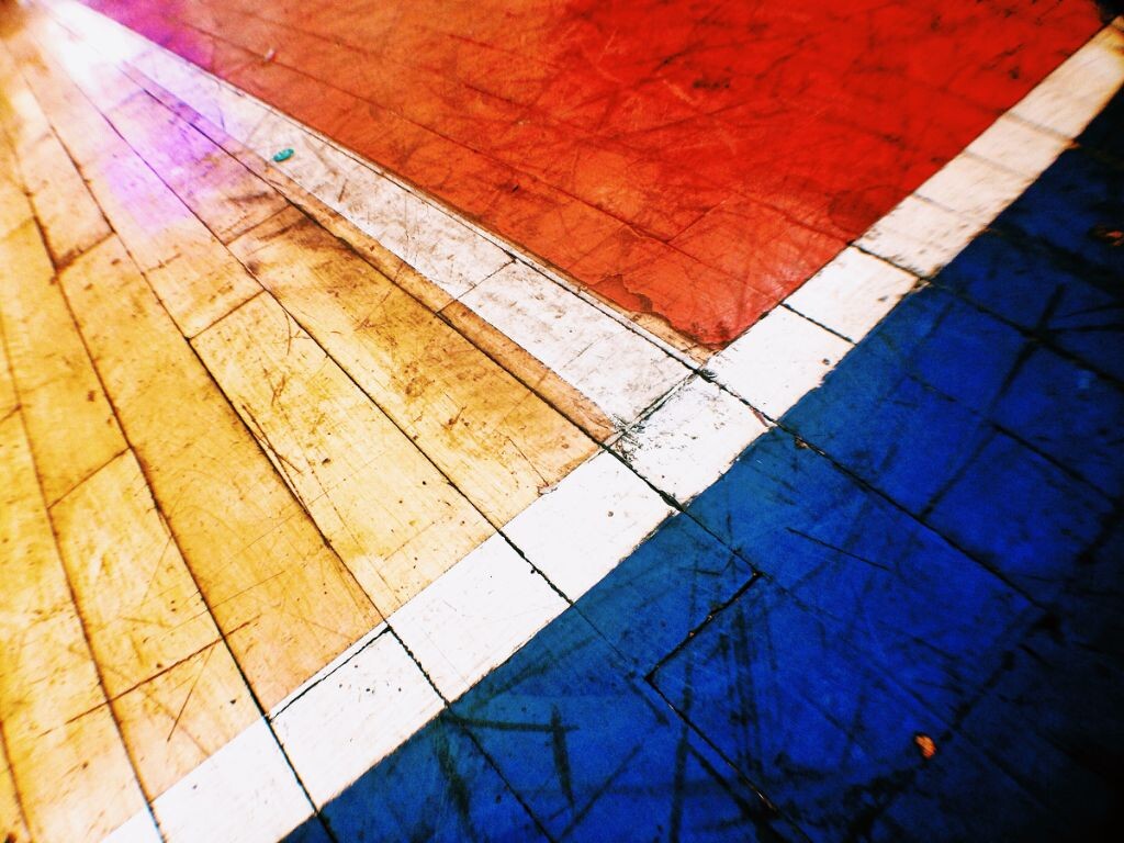 如今的比赛场地已不是当年露天水泥地,而是高大上的体育馆。