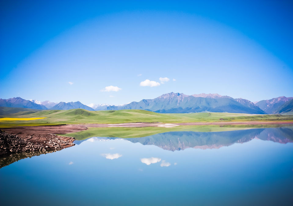 静 br /> 湖水像一面镜子,静静地躺在那里