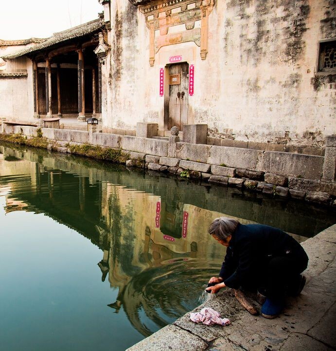 水中倒影和波纹<br />
