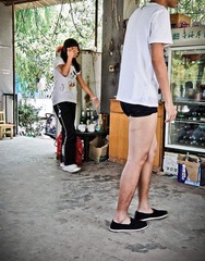 大长腿吓着小姑娘了