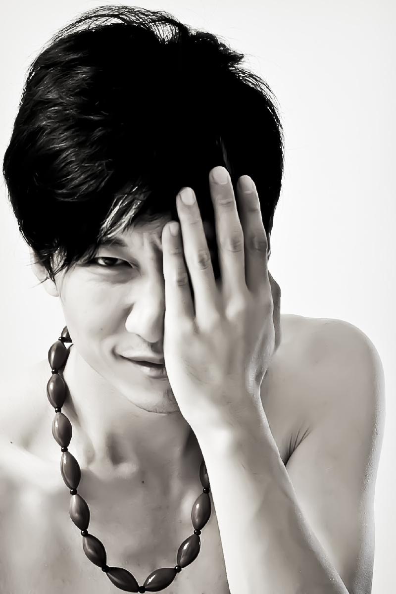 摄影师用一只眼睛看世界 露出不太冷的笑