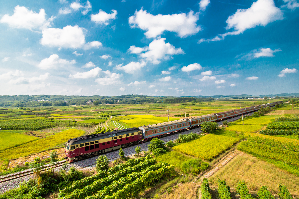 湘桂铁路南宁——凭祥段,蓝天,白云,内燃,单线,列车穿行八桂