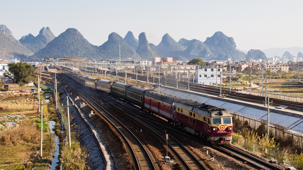 大山脚下的洛湛线