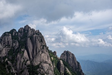 1313573