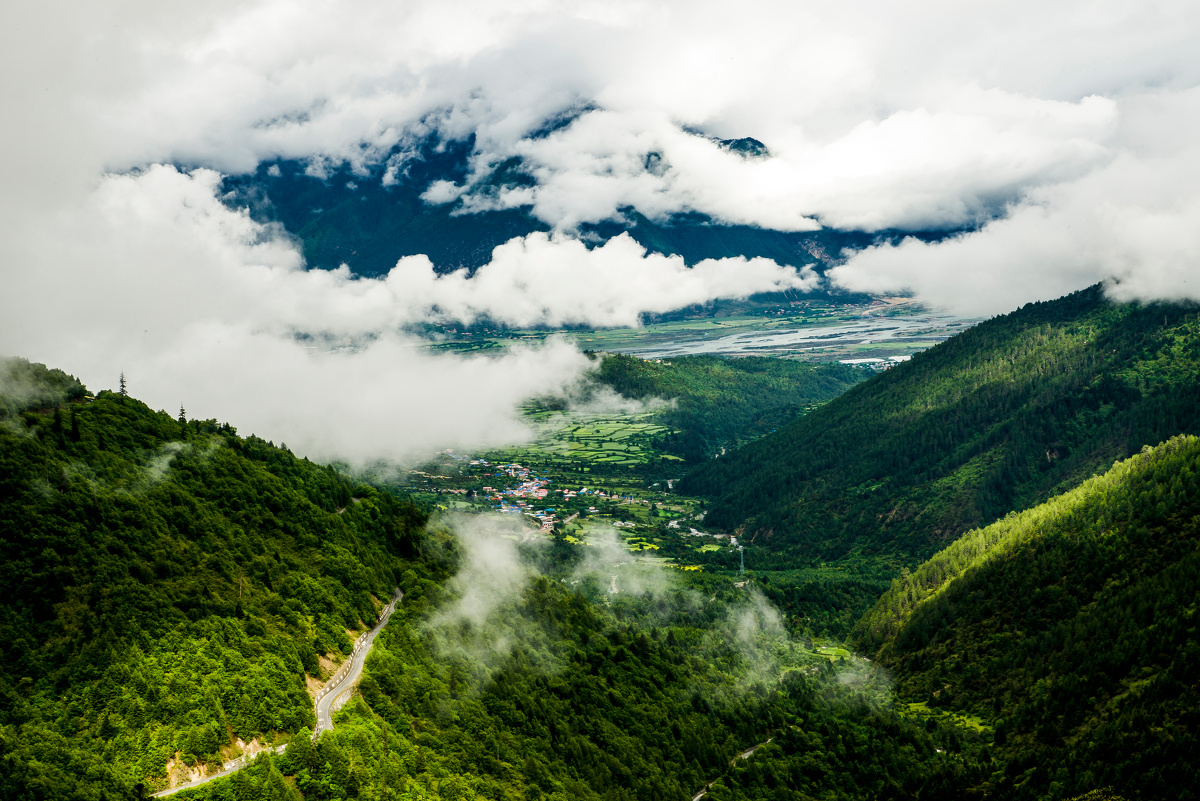 《天堂小镇》拍摄于西藏林芝苯日神山,刊发于《西藏旅游》2015年第