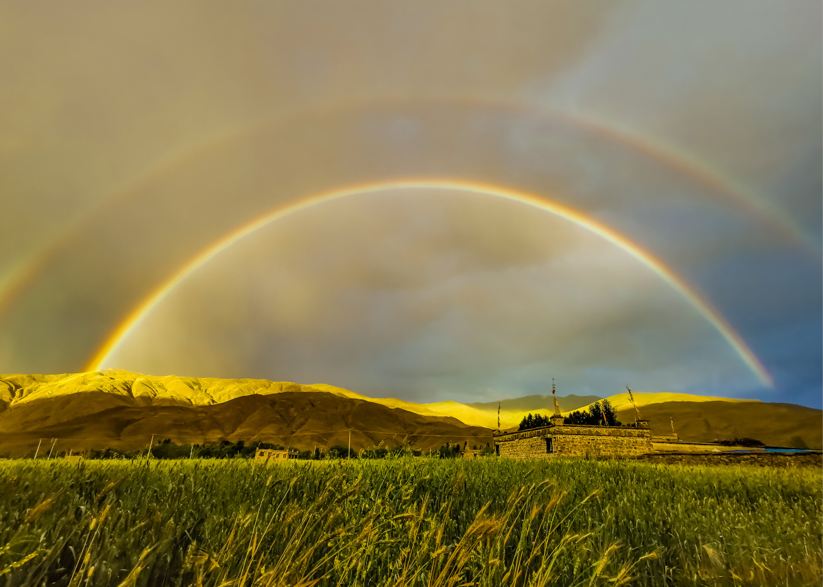 晚8:40山南甲竹林乡村,大雨过后,太阳从西边云层打出一道耶稣光,正好