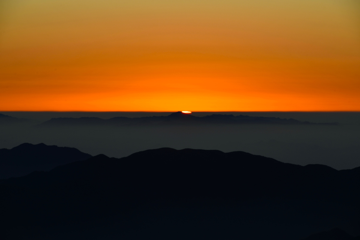【黄山日出】:日出东方,光照山河,大地锦绣.