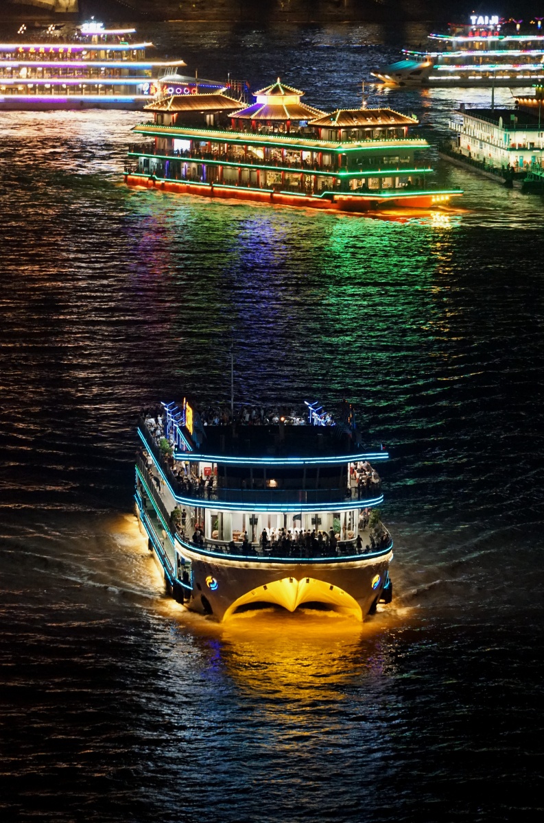 夜晚的游轮重庆