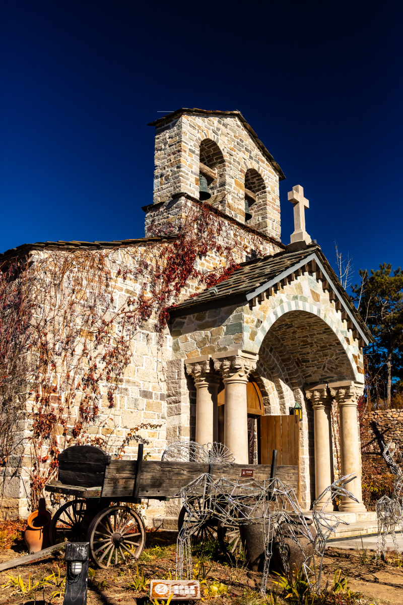 the village chapel(乡村的小教堂)