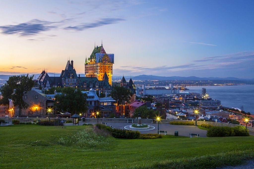 费尔蒙芳提那城堡饭店(Fairmont Le Chateau Frontenac)是魁北克城的标志，夕阳西下，坐在古堡对面的山坡上，一览圣劳伦斯港的夜色。