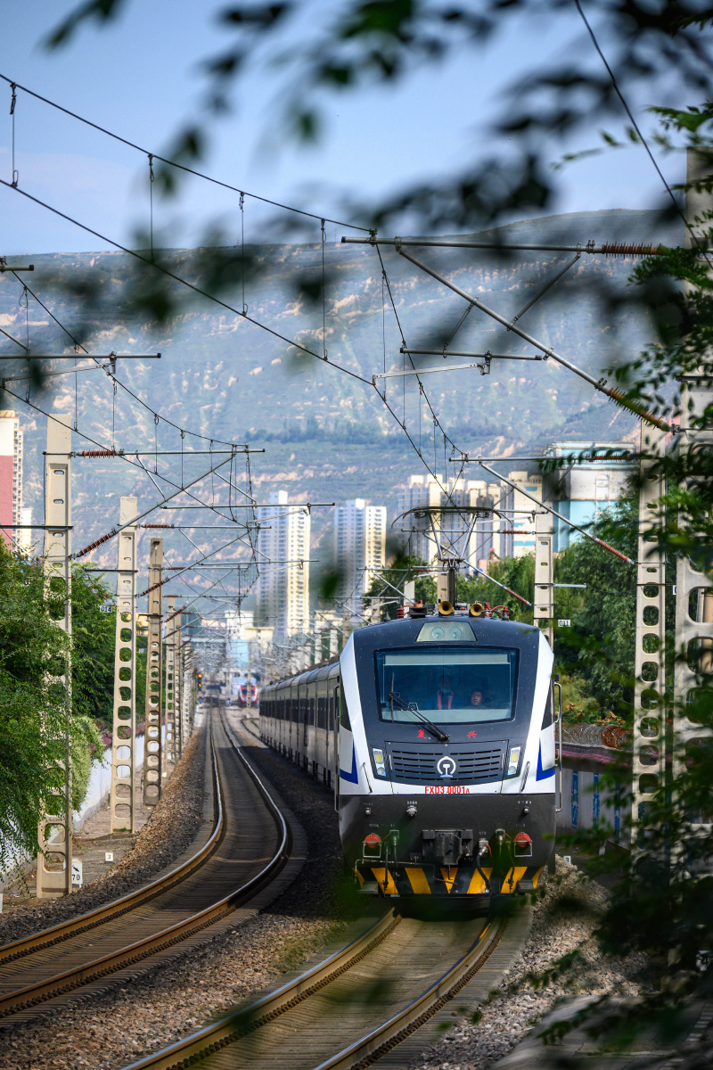 复兴电三fxd3牵引旅客列车驶向乌鲁木齐