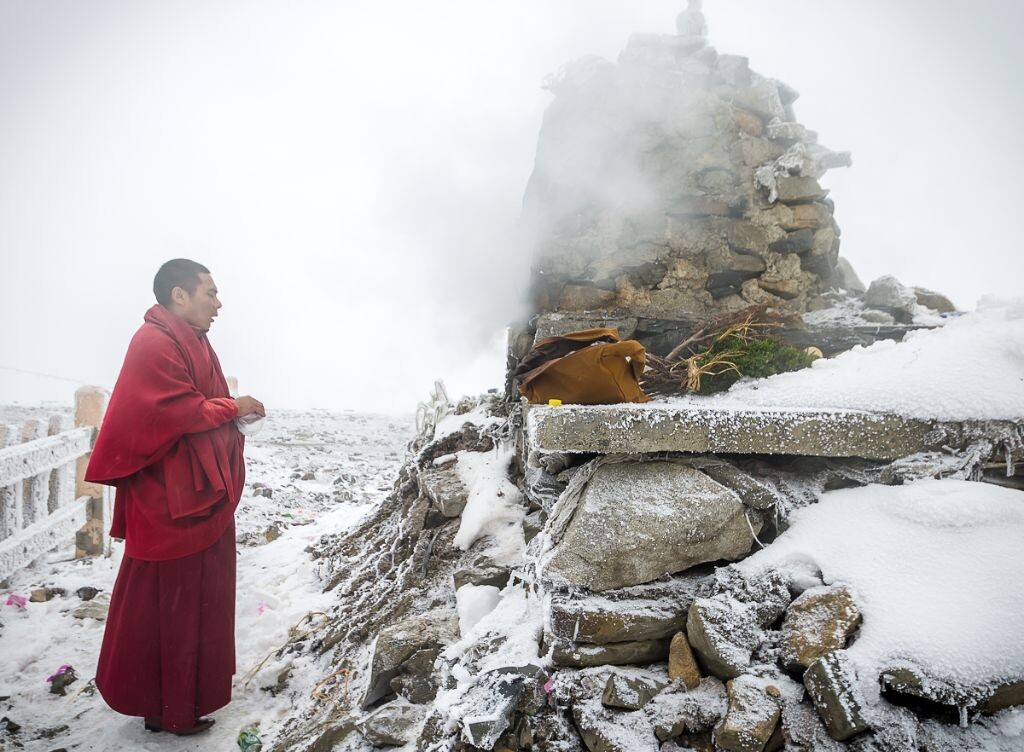折多山垭口上的诵经人。藏传佛教的神圣感。大雪纷飞，高山之巅，经声不断。