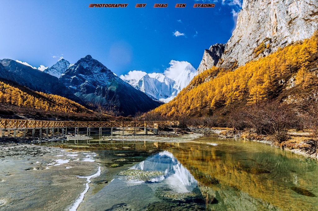 远处的神山倒映在溪水里
