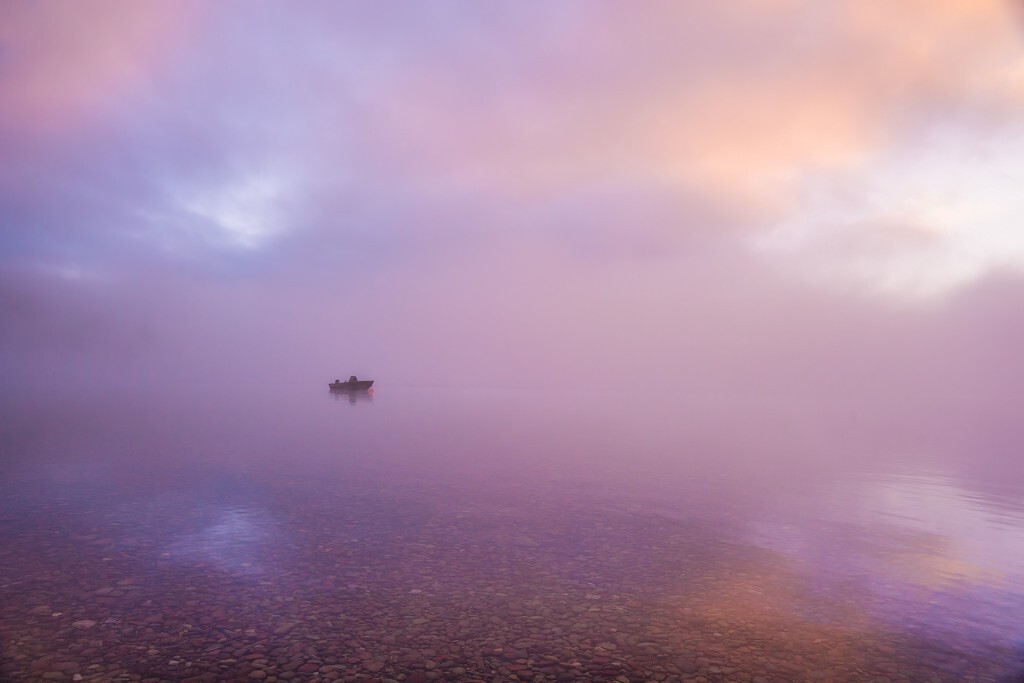 Lake Mcdonald 日出，湖面大雾，远山不可见，彩云伴着晨雾倒映在湖中，宛若仙境......